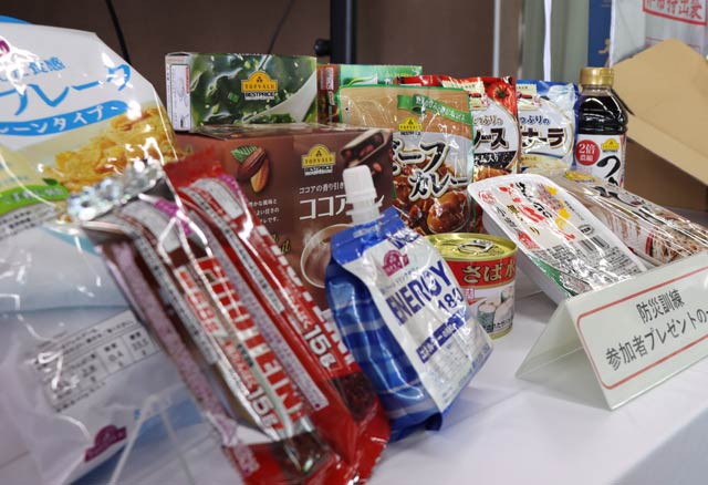 避難所でプレゼントするレトルト食品や保存食