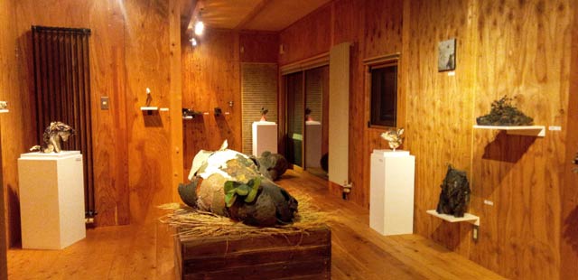 「ARTギャラリーHAFU」で開かれている日下正彦作品展『共生』-symbiosis-