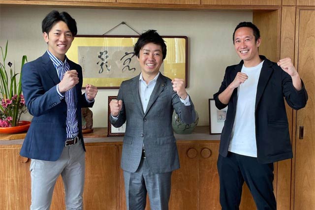 左から上田泰成副市長、滝沢亮市長、澤正史経済部部主幹