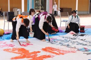 「道の駅たがみ」で書道パフォーマンスを披露する県立三条東高校書道部