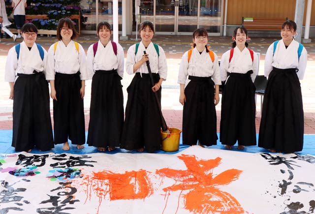書道パフォーマンスを披露した7人の部員