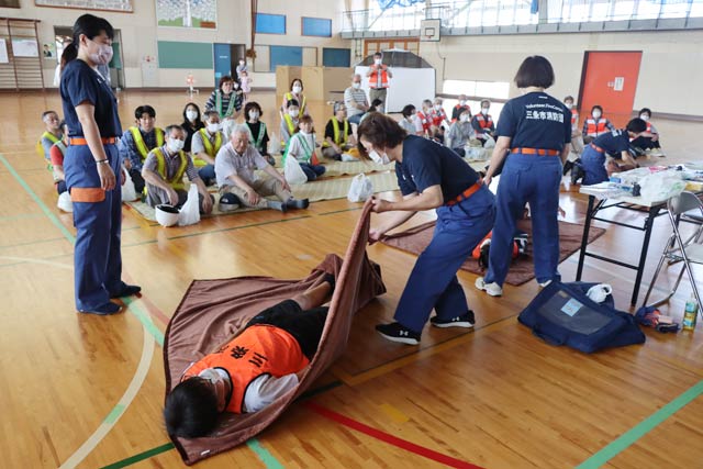 ものづくり学校に開設された第1次避難所で女性消防隊が防災教室