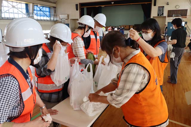 避難した市民にレトルト食品や保存食をプレゼント