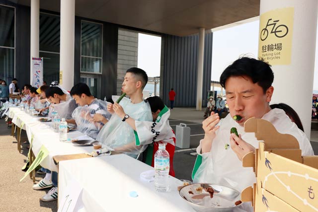 ツバメルシェでもとまちきゅうりの早食い大会