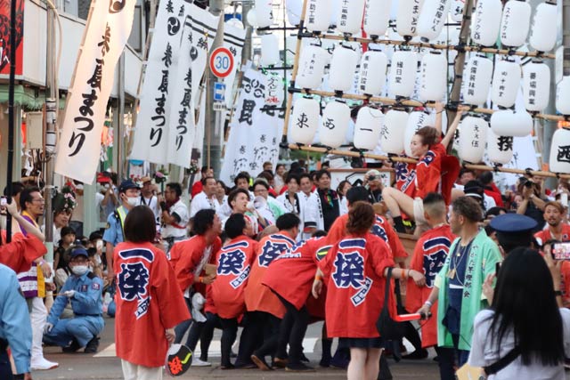 まき夏まつりのやかた竿燈