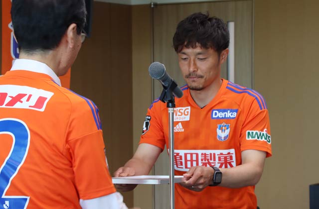 鈴木市長から島田選手に任命書を手渡す