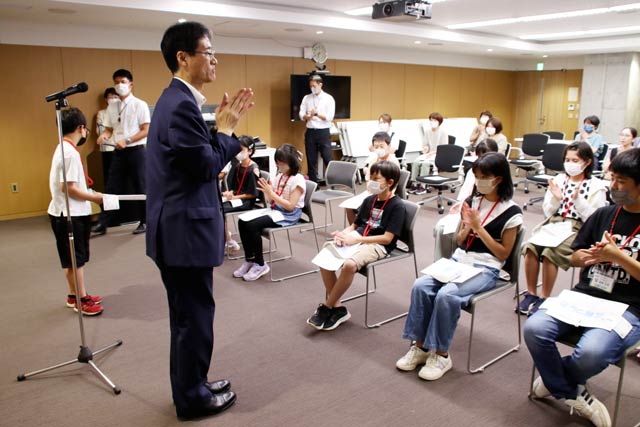 「広報つばめ」の子ども版を作成する子ども記者の任命式