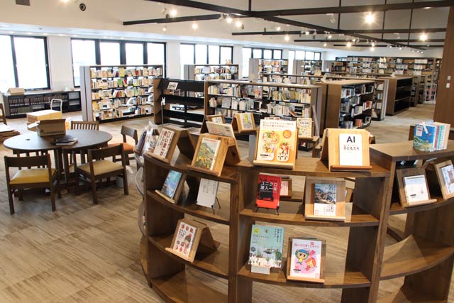 24日開館する弥彦村図書館「らいわ弥彦」