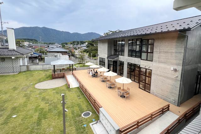 中庭にウッドデッキを設置