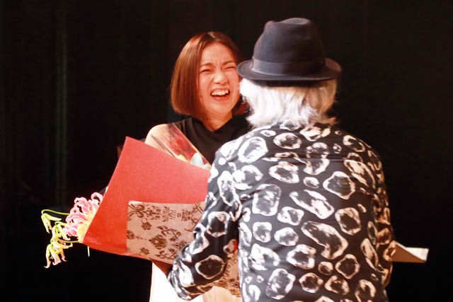 2011年12月のふるさとコンサートでのオトノハコ代表の笠原さんから花束を受ける本宮宏美さん