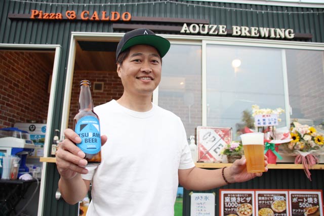 初めての燕市生まれのクラフトビール「ツバメビール」を発売する前部屋公彦さん、「ネクストジェネレーションタウン」の店舗の前で