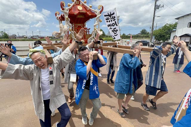 燕市産業史料館前で燕1000人みこしのPR渡御