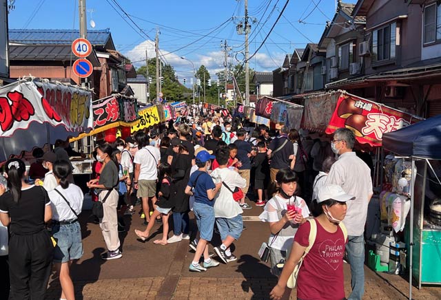 通行止めにした通りにも露店
