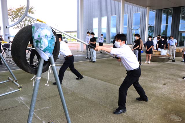 燕市役所でさすまたを使った防犯訓練