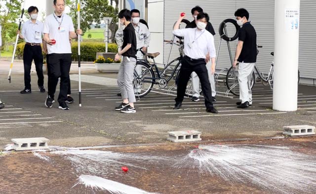 消火ボールを投げる訓練