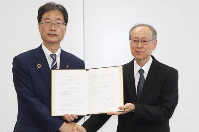 災害時における支援協力に関する協定に調印した燕市・鈴木市長(左)と吉田南地区にぎわい広場の防災協議会会長の新印青果西部卸売市場・渡辺社長