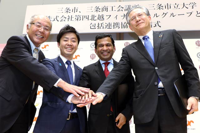 左から兼古会頭、滝沢市長、シャハリアル理事長、殖栗社長