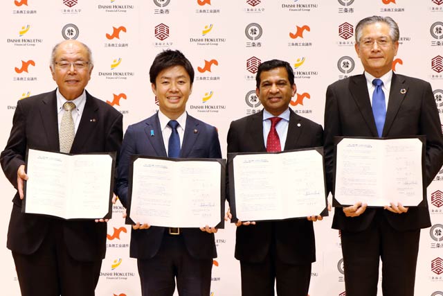 左から兼古会頭、滝沢市長、シャハリアル理事長、殖栗社長