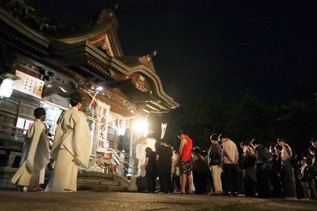 大はらえ式で頭を垂れる参拝者