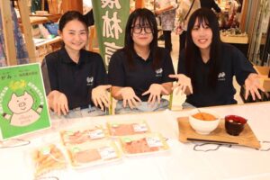 ブランド化した「加茂農林高校ポーク」を「道の駅たがみ」で限定販売