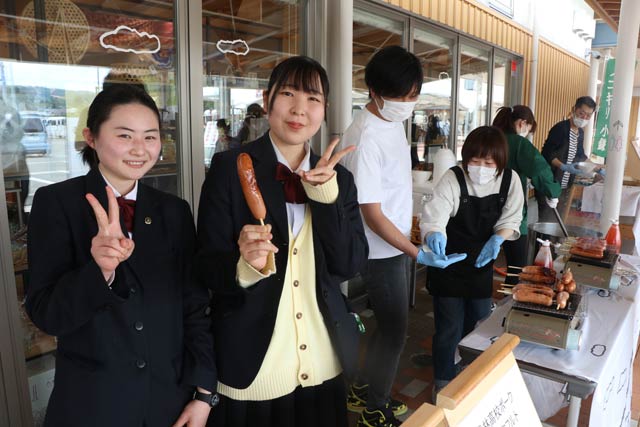 5月3日に「道の駅たがみ」で加茂農林高校の豚肉を使ったフランクフルトの販売