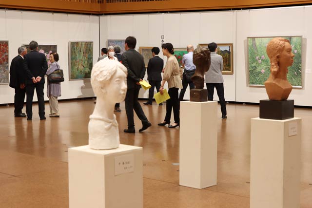 1日開幕した三条美術協会展