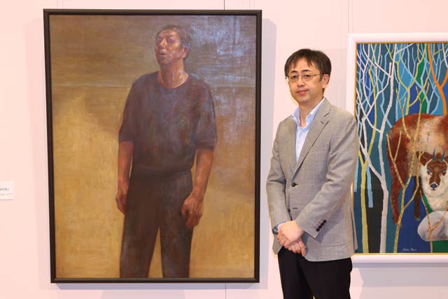三条市若手芸術家支援事業で作品展を開く高井さんと展示作品「行人」