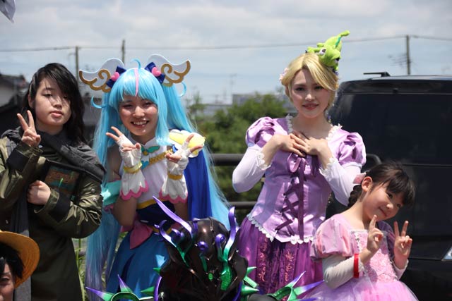 撮影化のコスプレイヤー