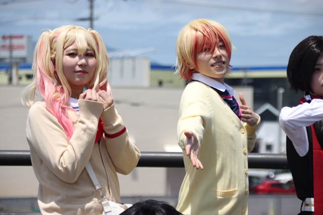 撮影化のコスプレイヤー