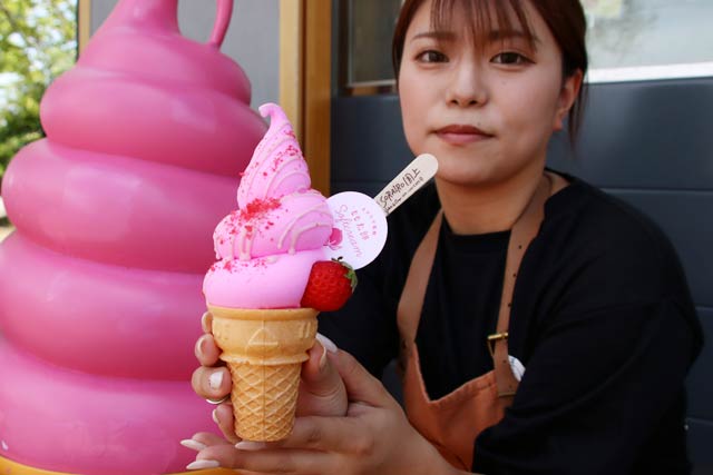 道の駅国上で人気の「もも太郎ソフトクリーム」