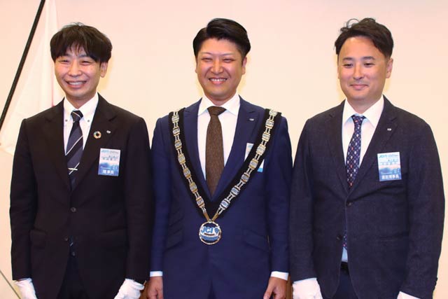 左から野崎理事長、結城さん、吉田鉄平直前理事長