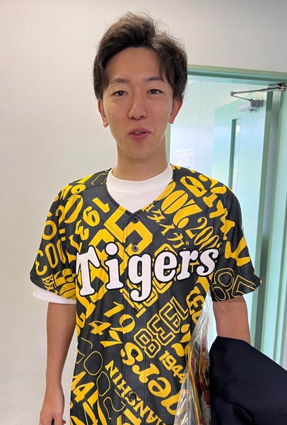 ■喜んで阪神グッズのユニホームに袖を通した上田副市長