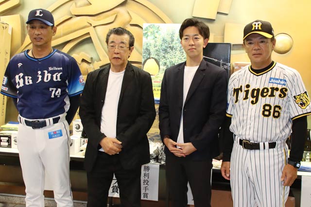 左から西口監督、パール金属の高波社長、上田副市長、和田監督