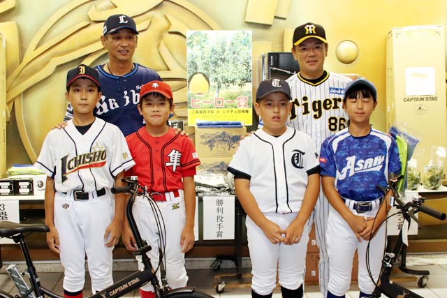 西武の西口監督(左)と阪神の和田監督とともに記念品のプレゼンターを務めた小学生