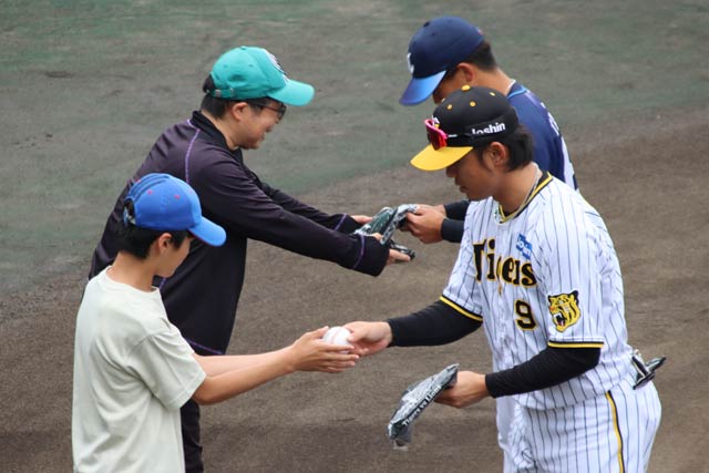 両チーム監督からファン投票のプレゼント贈呈