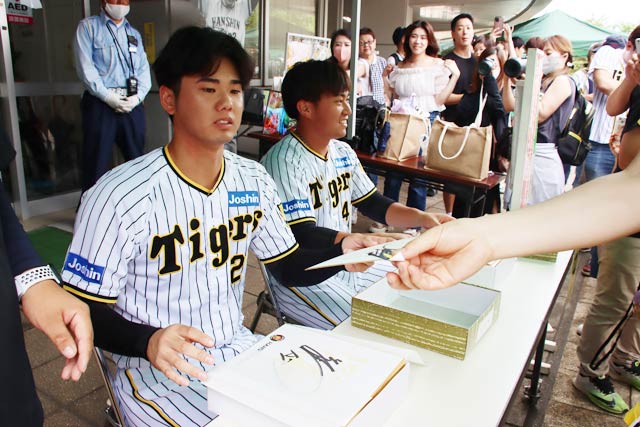 阪神の川原陸投手(左)と桐敷拓馬投手がサイン色紙をプレゼント