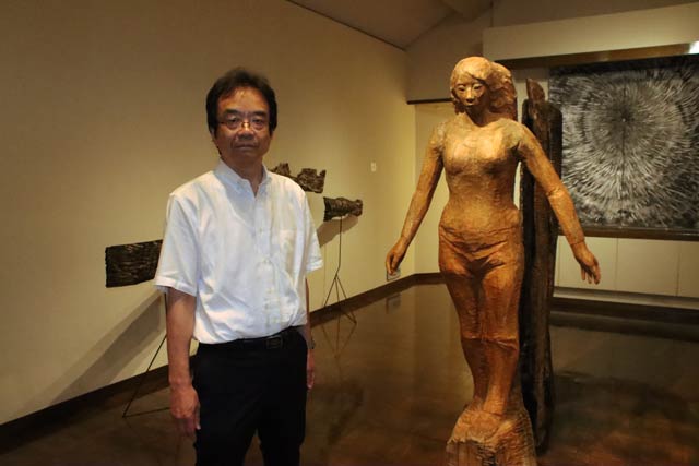 弥彦の丘美術館で開かれている「古川敏郎　彫刻の世界ー闇を行くー」の対談にも登場する高島館長
