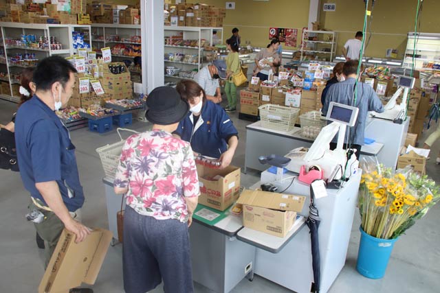 新印青果西部卸売市場とともに10日オープンした「燕バザール館」