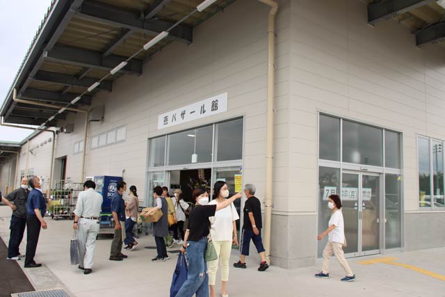 続々と客が訪れる