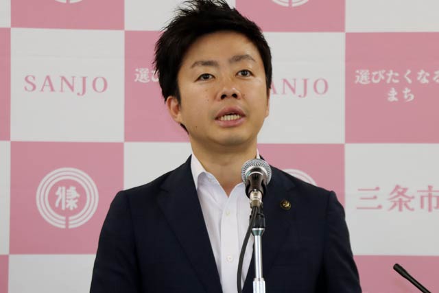 定例記者会見を行う滝沢市長