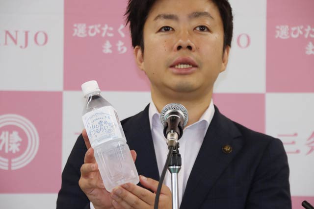 11日の定例記者会見で「「山と雪のうるおい」を紹介する滝沢市長