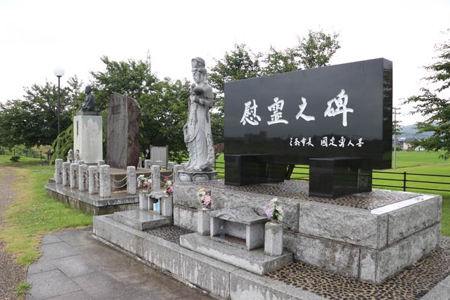 献花台が設置される水害復興記念公園の慰霊之碑
