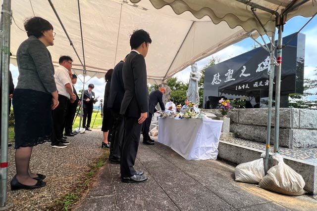 五十嵐川水害復興記念公園に献花台を設置して破堤時刻に合わせて黙とう、献花