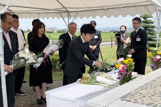 献花する滝沢市長