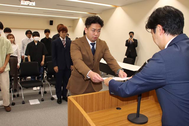 高儀スカラシップ奨学生に認定証を授与