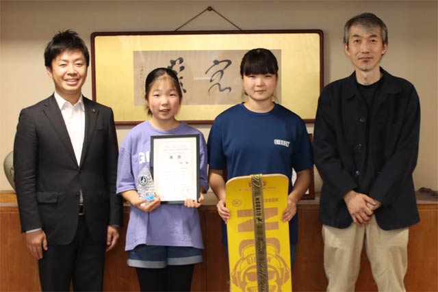 左から滝沢市長、三華さん、千夏さん、父の圭一さん