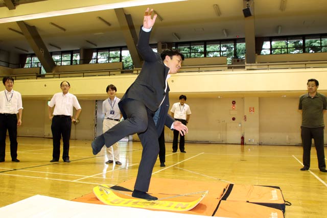 滝沢市長も練習用のスラックラインに挑戦