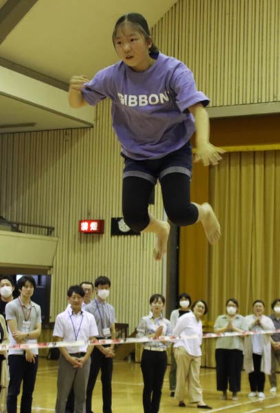 大きくと飛び上がる三華さん