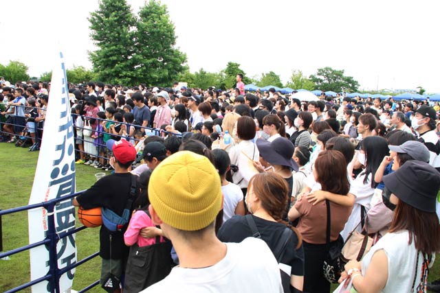 燕市交通公園のステージイベントに集まる大勢の市民