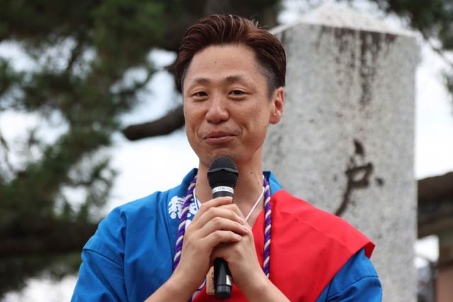 開会式で燕1000人みこしの熊倉実行委員長